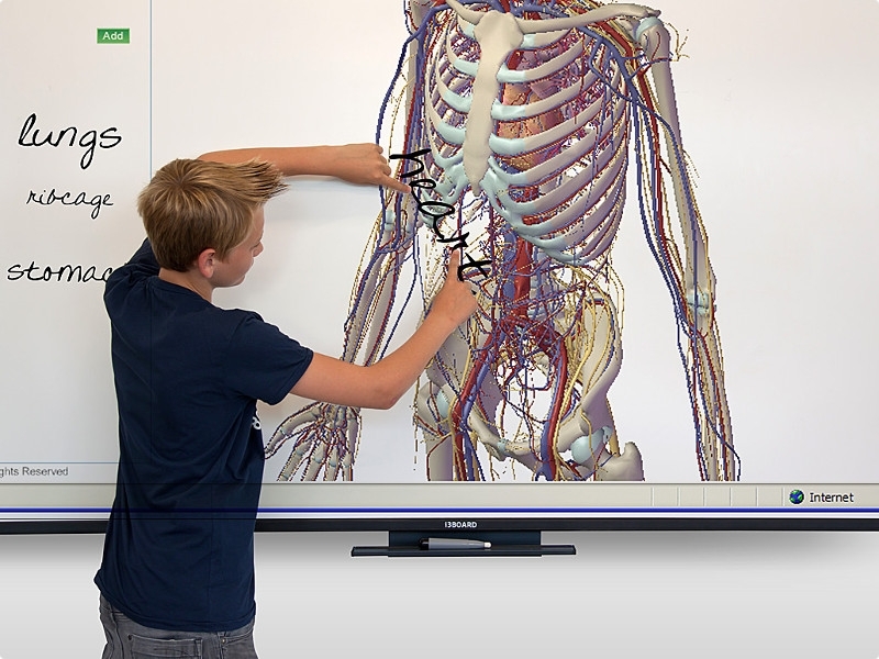 i3 Technologies interaktives Whiteboard 77 Zoll 6-Touch in der Schule