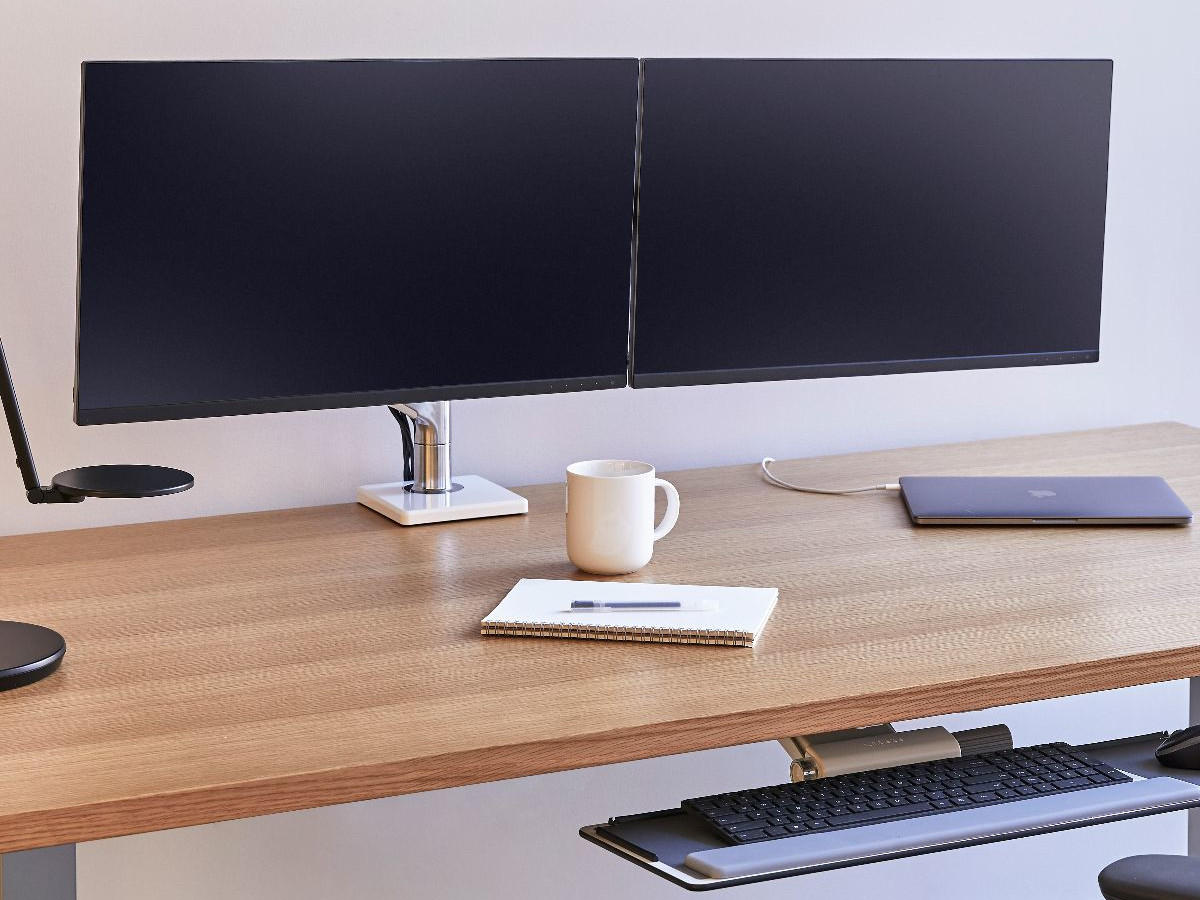 Humanscale M10 Dual Monitor Tischhalterung Klemme, schräg, schwarz (M10CMBBHB) Anwendungsbeispiel