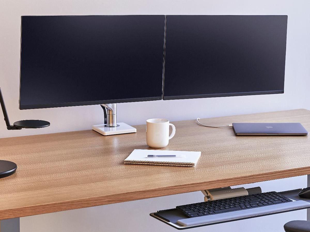 Humanscale M8.1 Dual Monitor Tischhalterung Klemme, schräg, schwarz (M81CMBBHB) Anwendung