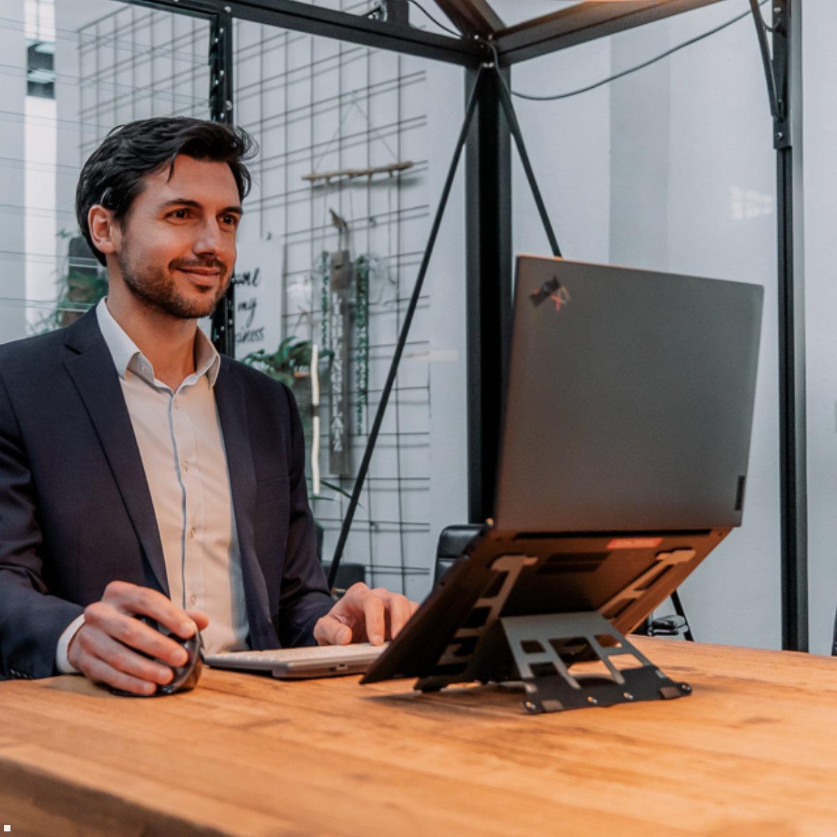 BakkerElkhuizen Laptopständer UltraStand Universal, höhenverstellbar (BNEUSUDG) Anwendungsbeispiel