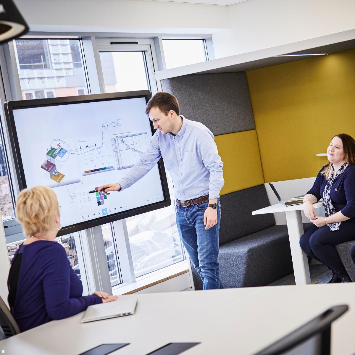 Clevertouch UX Pro Touchscreen 75 Zoll 4K UHD, interaktives Whiteboard, Huddle Room