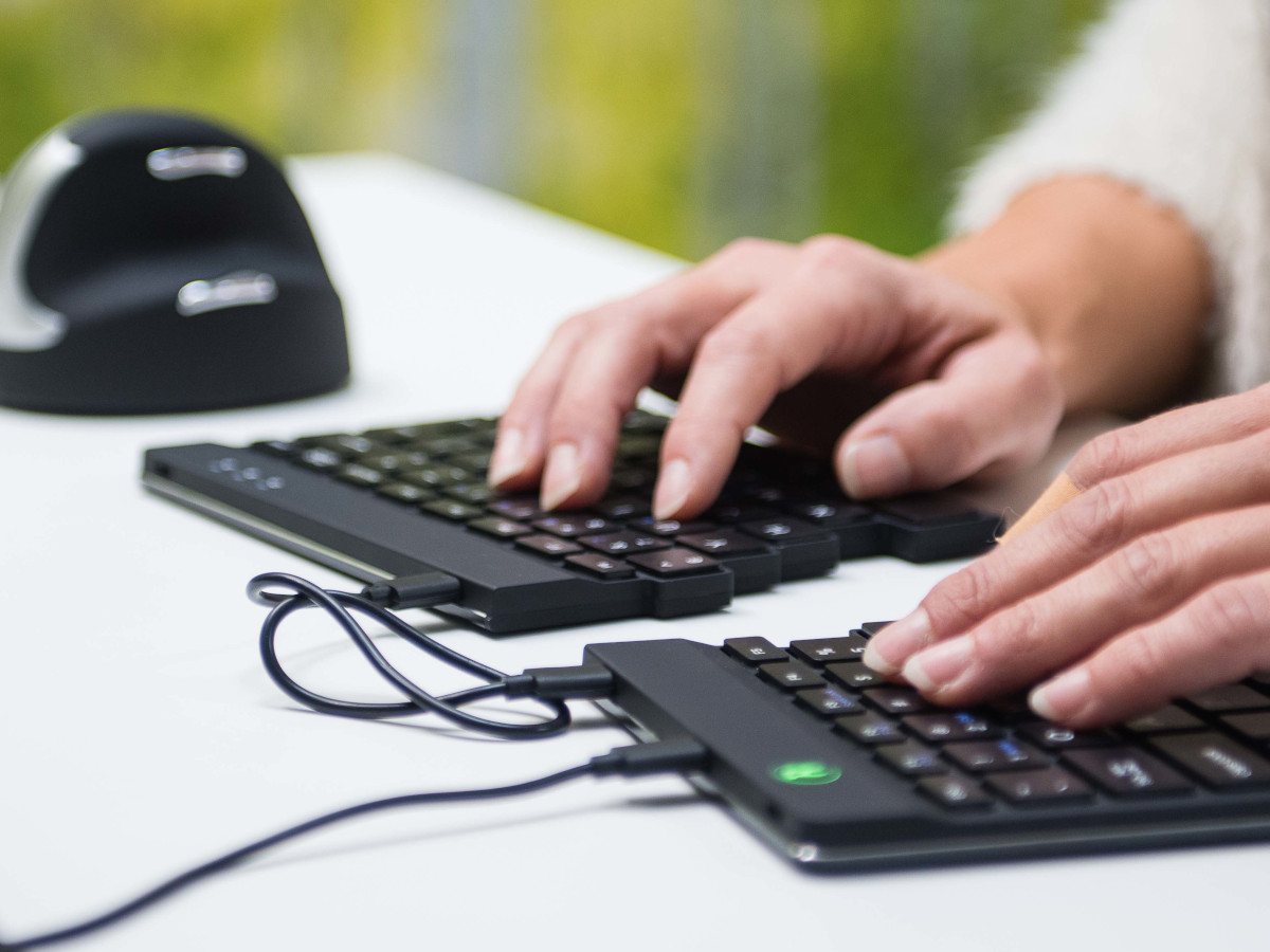 R-Go Split ergonomische Tastatur QWERTZ (DE) RGOSP-DEWIBL, schwarz Anwendungsbeispiel Home Office